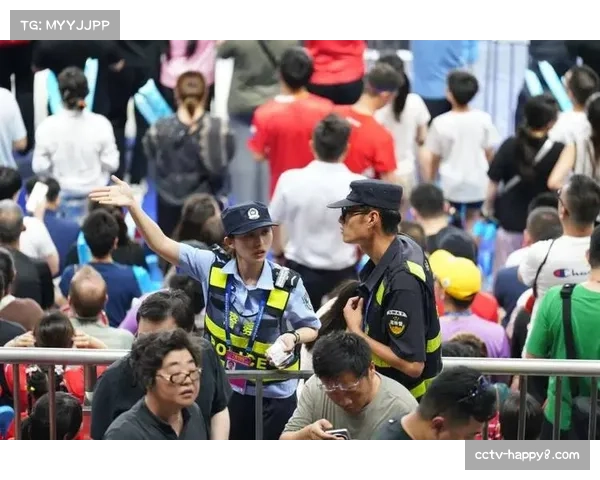 看台发生小规模球迷冲突，安保人员迅速介入平息